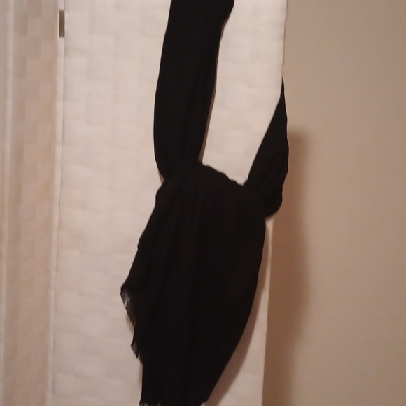 The Calvin Klein black shawl scarf knew without a tag. - Picture 3 of 3